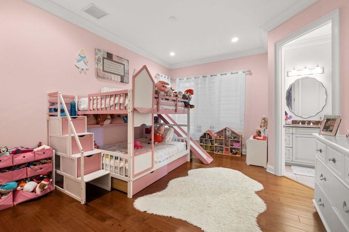 Image No.38-5 Bed Property for sale