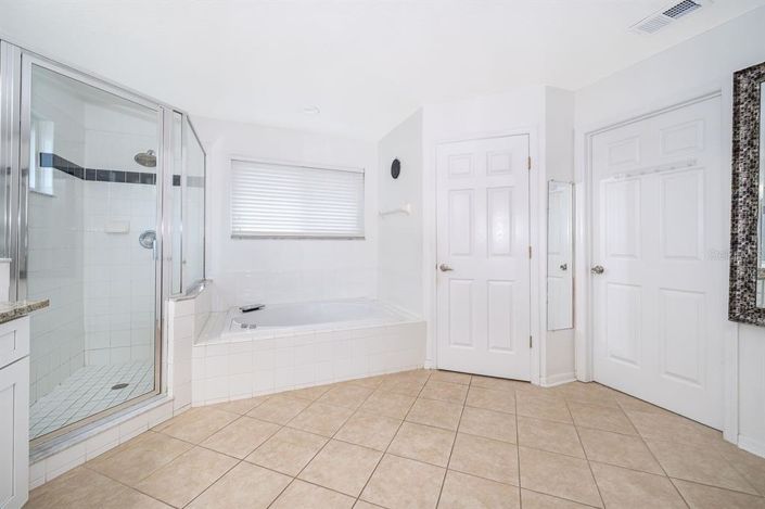 Image No.28-6 Bed Property for sale