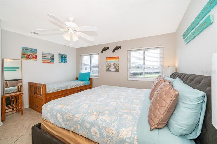 Image No.32-6 Bed Property for sale