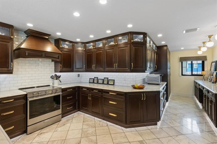 Image No.17-5 Bed Property for sale