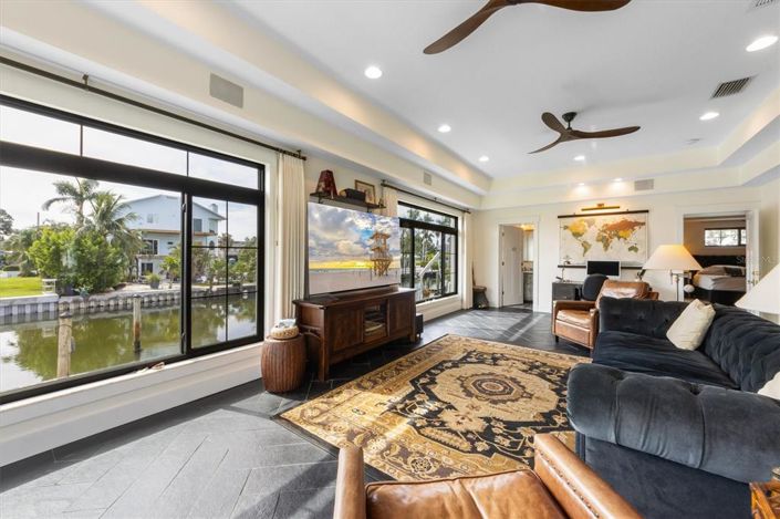 Image No.26-5 Bed Property for sale