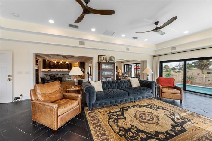 Image No.27-5 Bed Property for sale