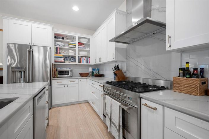 Image No.11-5 Bed Property for sale