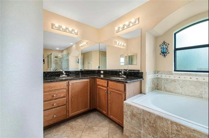 Image No.10-4 Bed Property for sale