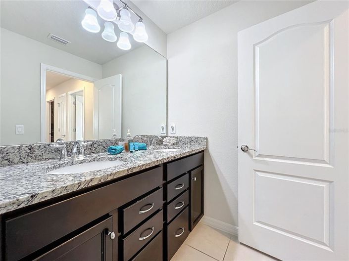 Image No.19-5 Bed Townhouse for sale