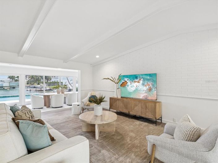 Image No.60-5 Bed Property for sale