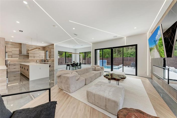 Image No.10-4 Bed Property for sale