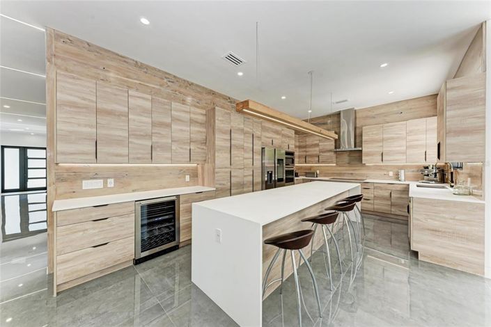 Image No.15-4 Bed Property for sale