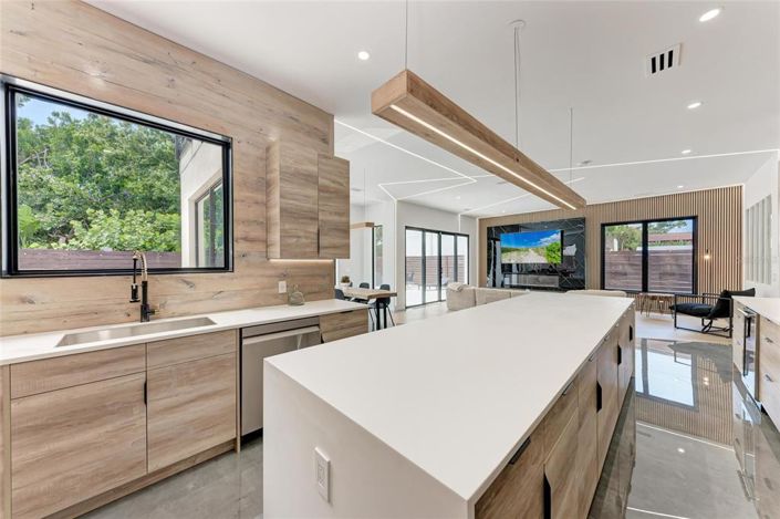 Image No.17-4 Bed Property for sale