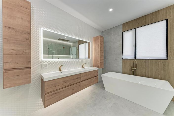 Image No.28-4 Bed Property for sale