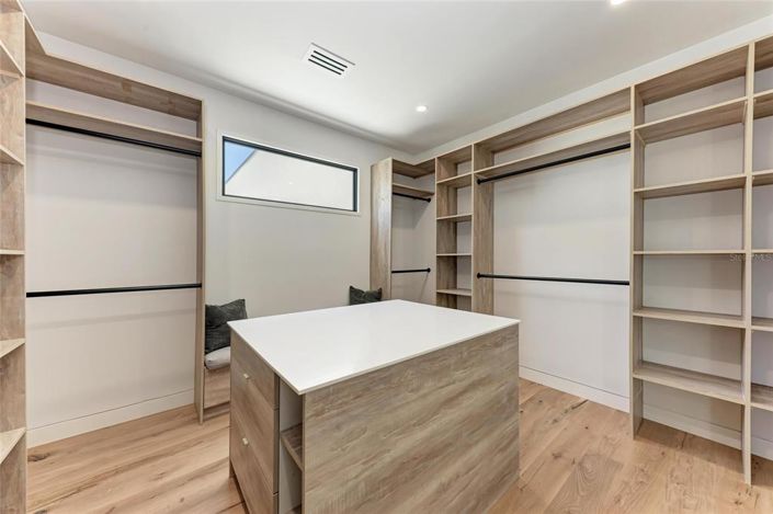 Image No.30-4 Bed Property for sale