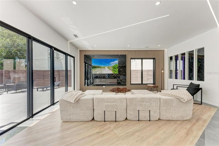 Image No.8-4 Bed Property for sale