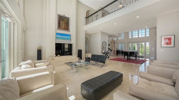 Image No.10-6 Bed Property for sale