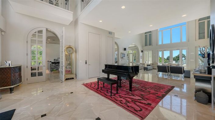 Image No.11-6 Bed Property for sale