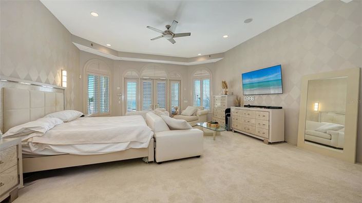 Image No.16-6 Bed Property for sale