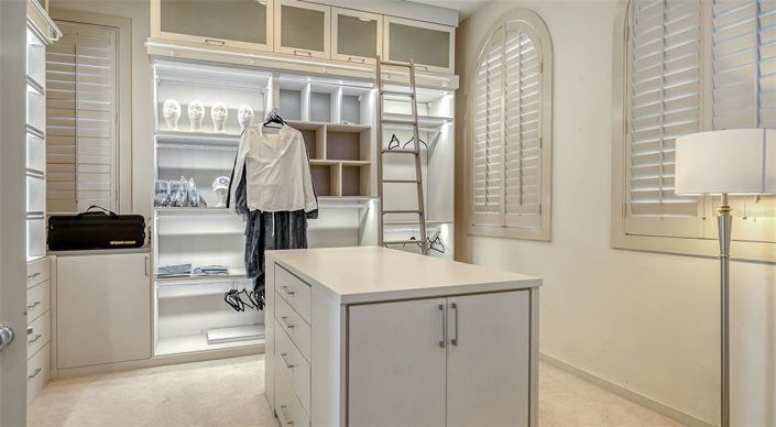 Image No.18-6 Bed Property for sale