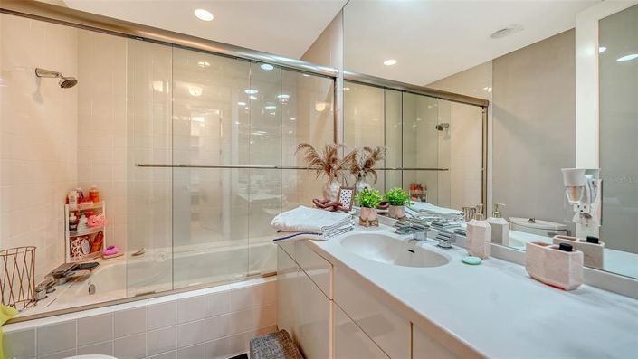 Image No.22-6 Bed Property for sale