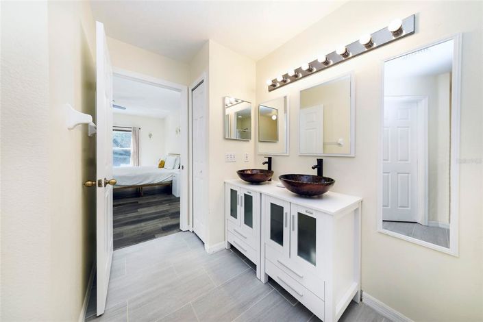 Image No.10-5 Bed Property for sale