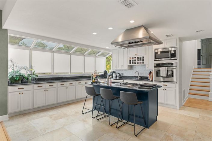 Image No.19-5 Bed Property for sale