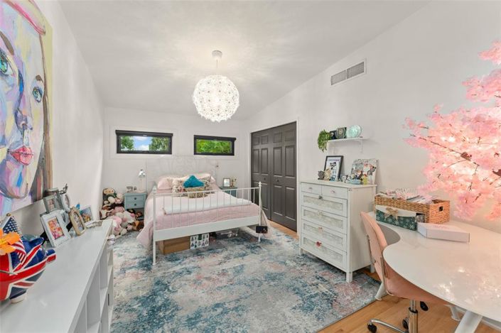 Image No.8-5 Bed Property for sale