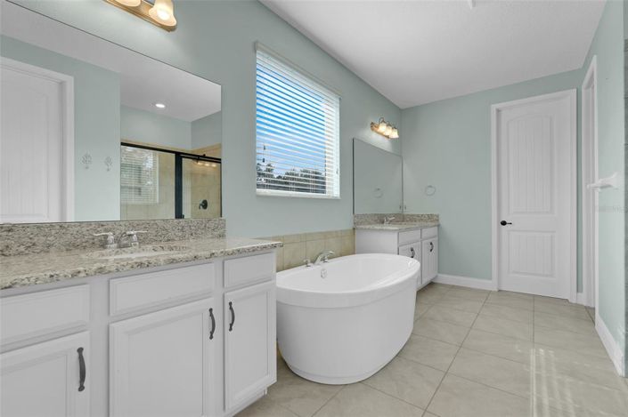 Image No.28-5 Bed Property for sale