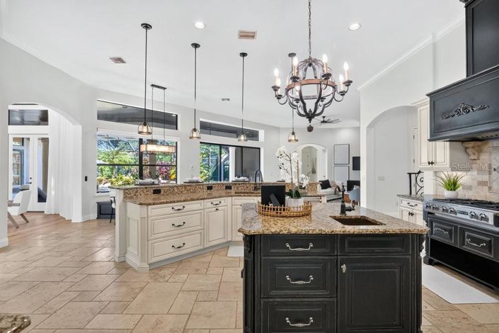 Image No.12-5 Bed Property for sale