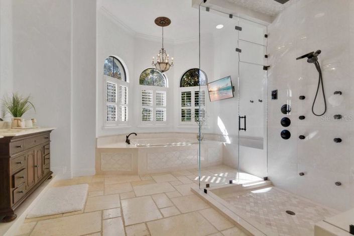 Image No.20-5 Bed Property for sale