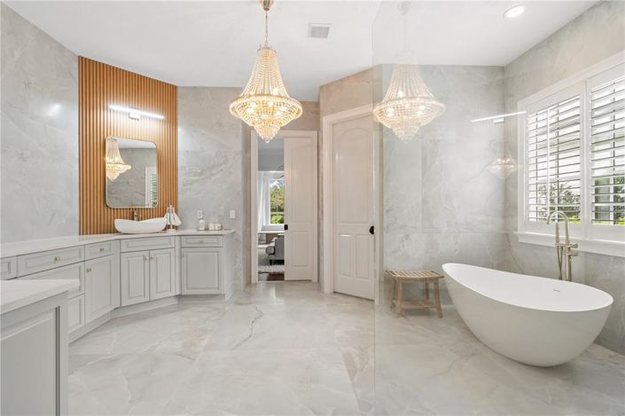 Image No.30-6 Bed Property for sale