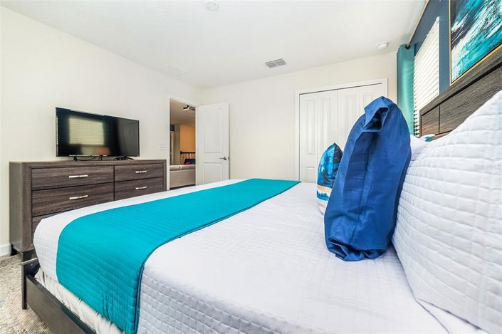 Image No.19-8 Bed Property for sale