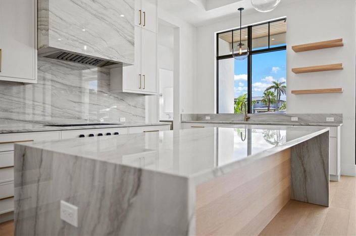 Image No.26-4 Bed Property for sale