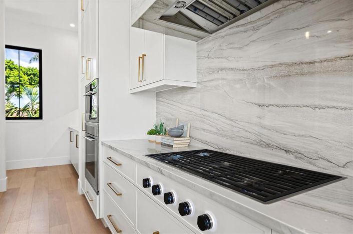 Image No.30-4 Bed Property for sale