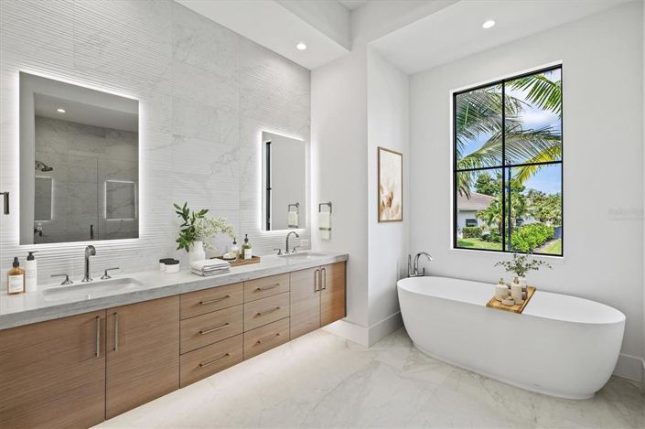 Image No.40-4 Bed Property for sale