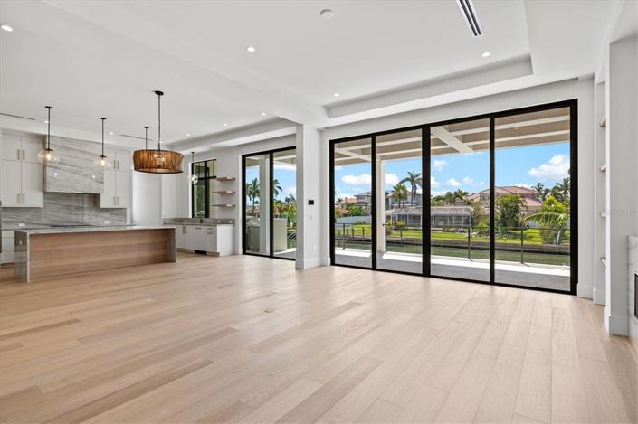 Image No.6-4 Bed Property for sale