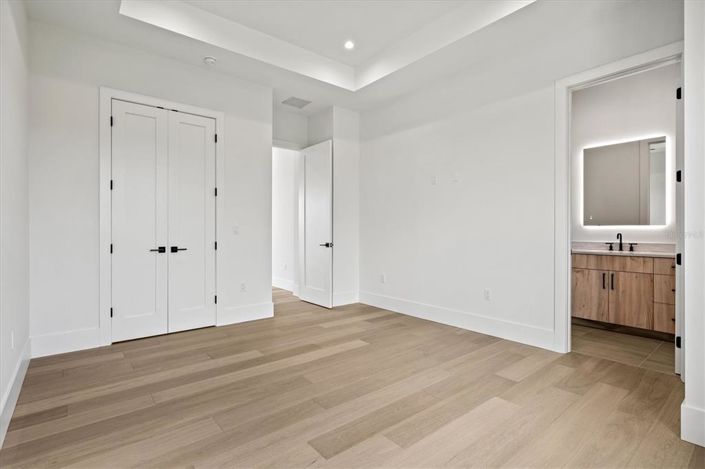 Image No.60-4 Bed Property for sale