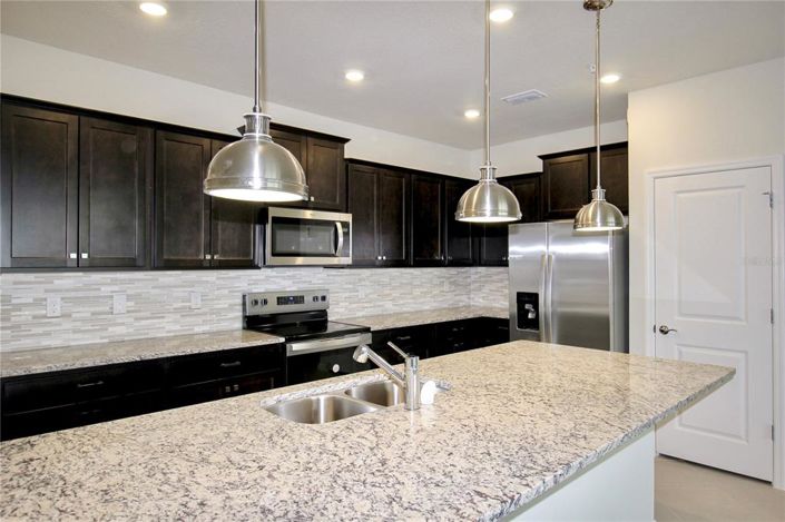 Image No.11-5 Bed Townhouse for sale