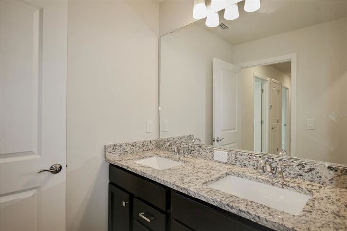 Image No.35-5 Bed Townhouse for sale