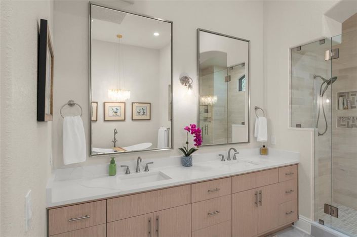 Image No.27-5 Bed Property for sale