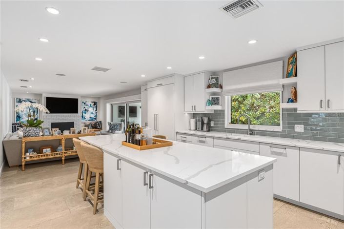 Image No.10-4 Bed Property for sale