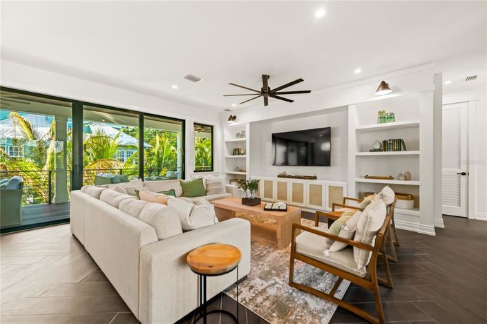 Image No.22-6 Bed Property for sale