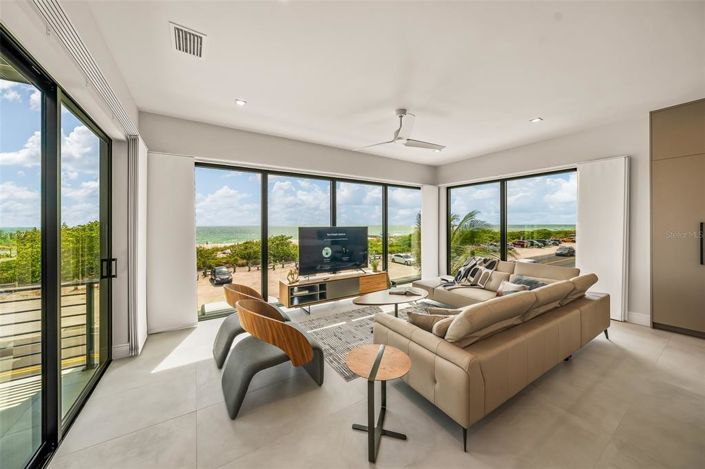 Image No.10-6 Bed Property for sale