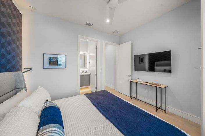 Image No.20-6 Bed Property for sale