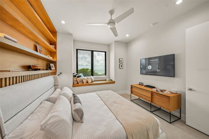 Image No.22-6 Bed Property for sale