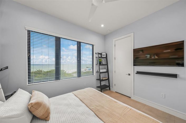 Image No.24-6 Bed Property for sale