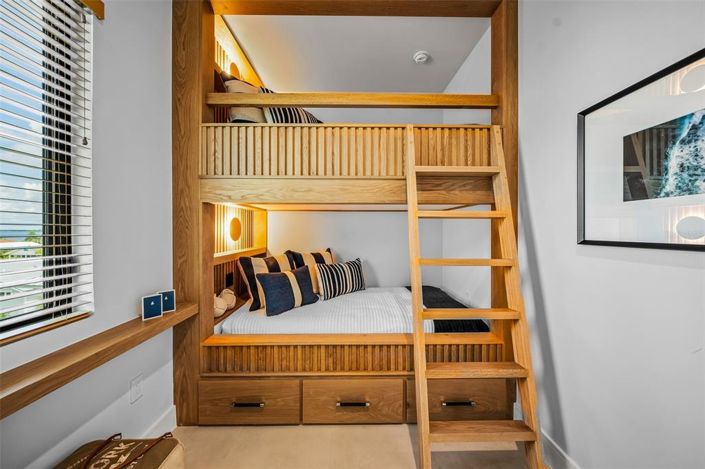 Image No.30-6 Bed Property for sale