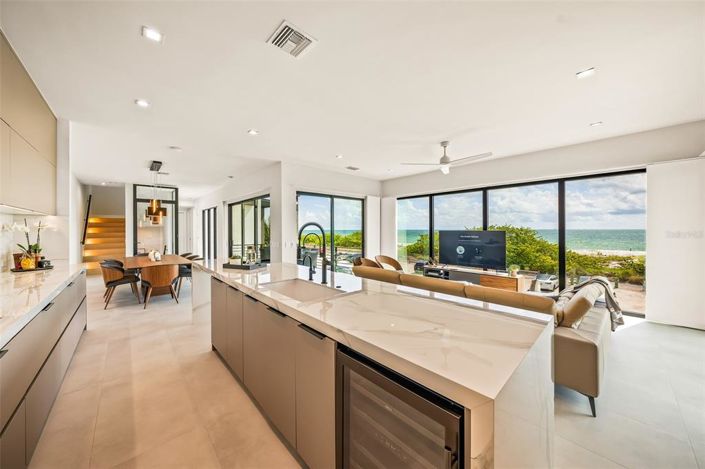 Image No.5-6 Bed Property for sale