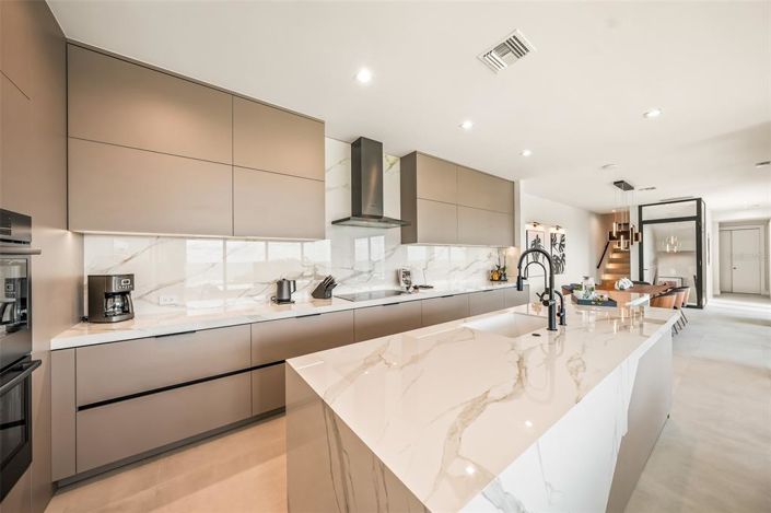 Image No.8-6 Bed Property for sale