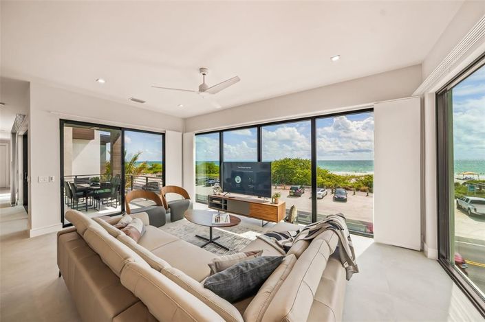 Image No.9-6 Bed Property for sale