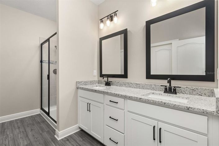 Image No.5-6 Bed Property for sale