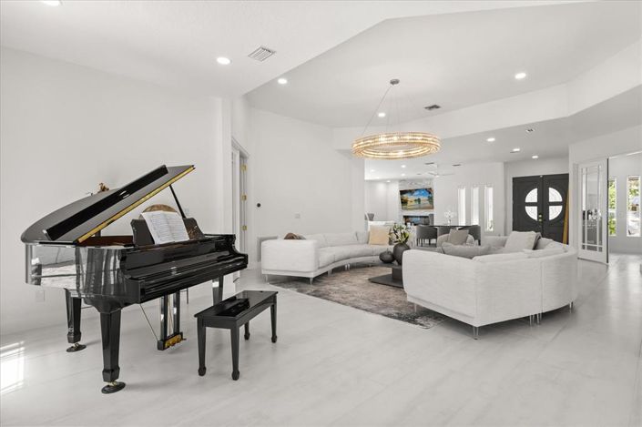 Image No.17-5 Bed Property for sale