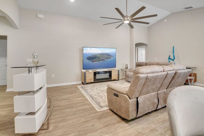 Image No.8-4 Bed Property for sale